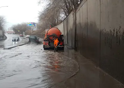 Откачивающая техника работает на улицах Красноярска