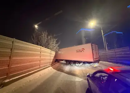 На Авиаторов в Красноярске образовалась огромная пробка из-за аварии с грузовиком