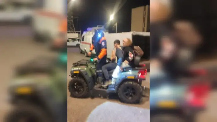 Спасатели ночью эвакуировали двух молодых людей с канатной дороги в красноярском «Бобровом логе»