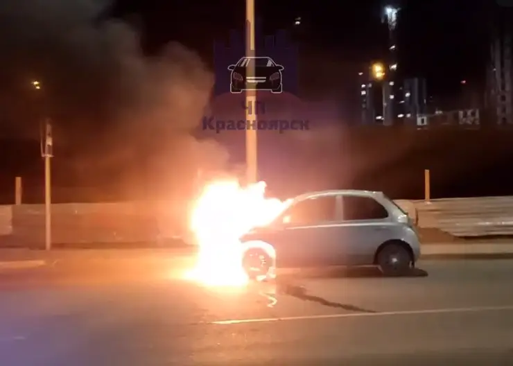 В Красноярске автомобиль загорелся во время движения