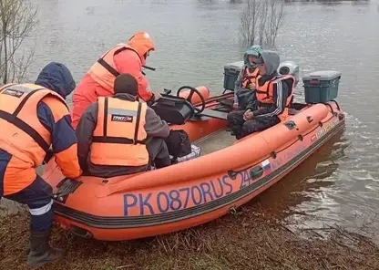 В Красноярском крае спасатели организовали временную переправу через реку Чулым в селе Александровка