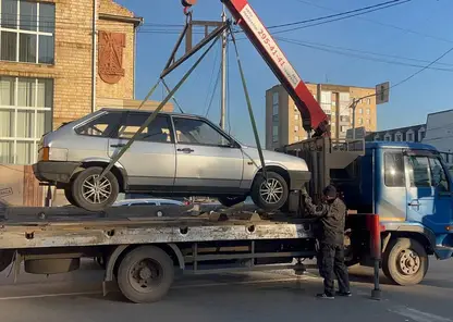 В центре Красноярска продолжают эвакуировать неправильно припаркованные машины