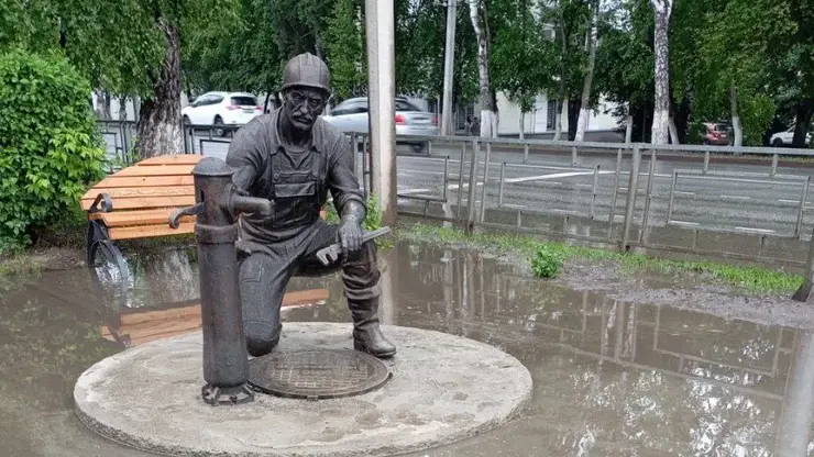 Ирония стихии в Горно-Алтайске: там подтопленным оказался памятник работникам ЖКХ