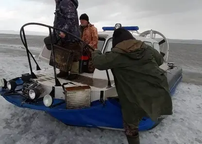 Льдина с тремя рыбаками откололась на Красноярском водохранилище