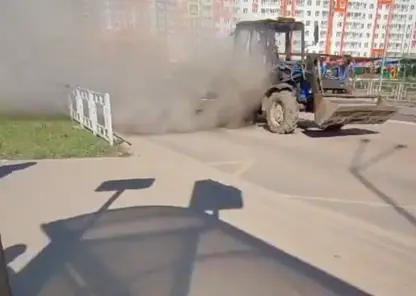 В Красноярске водитель трактора подметал участок и создал пылевую бурю
