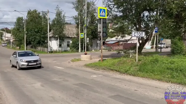 В Красноярске бесправный водитель сбил ребенка, перебегавшего дорогу на красный
