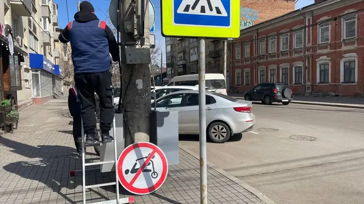 В центре Красноярска начали устанавливать знаки, запрещающие движение электросамокатов