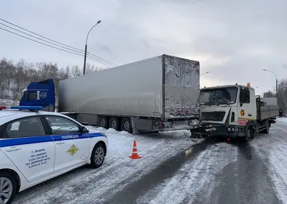 Три большегруза столкнулись на трассе в Ачинском районе