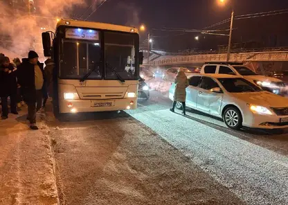 ДТП с участием автобуса в Красноярске парализовало движение на Свободном