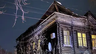 Часть крыши деревянного жилого дома обрушилась в Томске