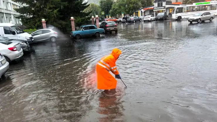 Красноярск тонет, но не сдается: коммунальщики вступили в бой с водой