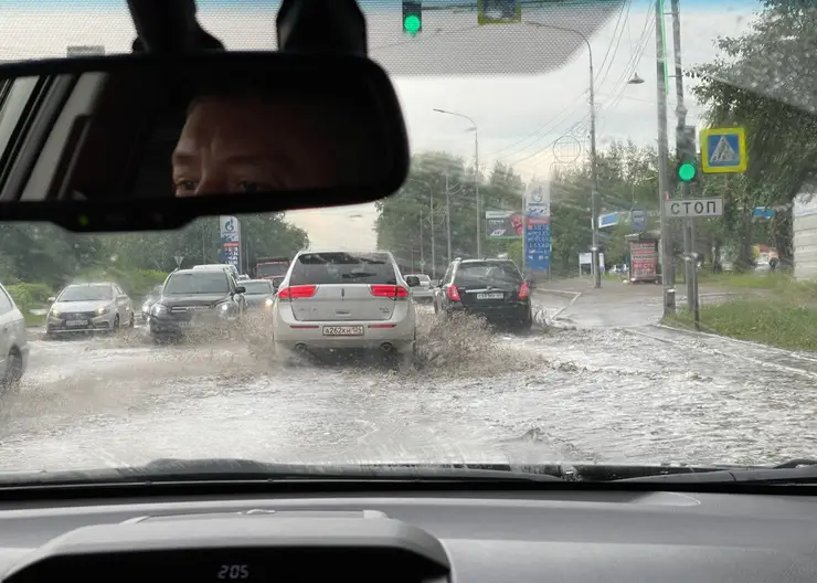 После ливня дороги Красноярска затопило