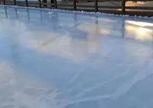 Встреть Новый год на коньках: каток на Стрелке приглашает на праздничный сеанс