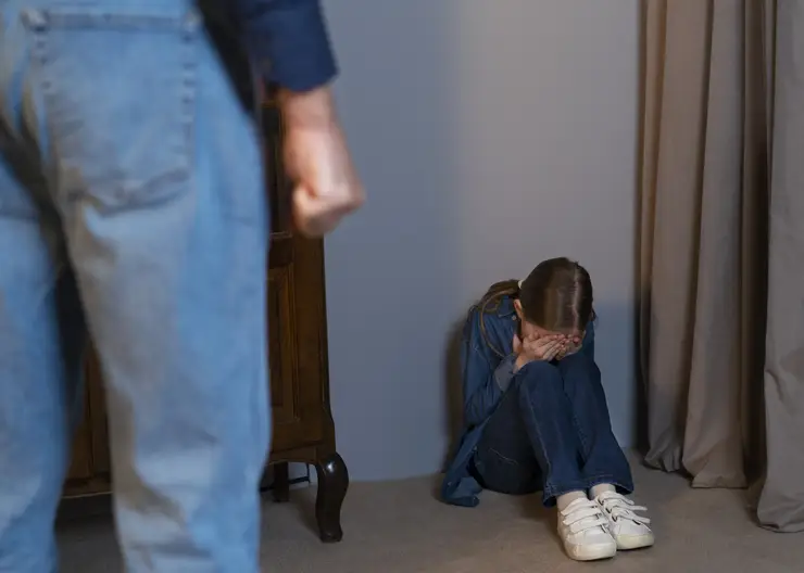 В Новосибирске 10-летнюю школьницу пять часов удерживали в подсобке магазина за украденную конфету