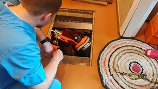 93-летняя женщина сутки пролежала в погребе в Шушенском. Ее вытащили оттуда спасатели