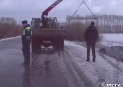 Инспекторы ДПС помогли водителю, попавшему в кювет на трассе Шарыпово — Назарово