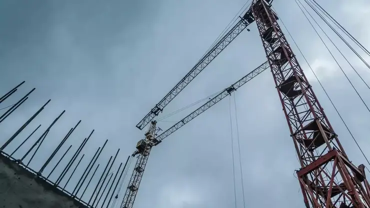 Крановщик пострадал при падении башенного крана в Кемерове