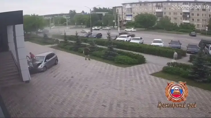Водитель протаранил фитнес‑клуб в Ачинске: причиной ДТП могло стать недомогание