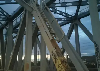 В Красноярске школьницу ударило током на железнодорожном мосту