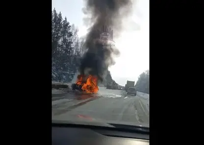 В Красноярском крае на федеральной трассе ВАЗ сгорел после столкновения с грузовиком