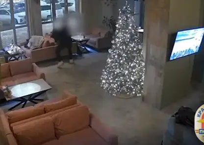 Красноярка приревновала мужа и напала на двух девушек в кафе