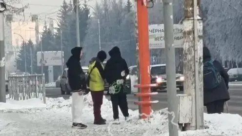 Группа подростков бросала петарды в прохожих в Кемерове