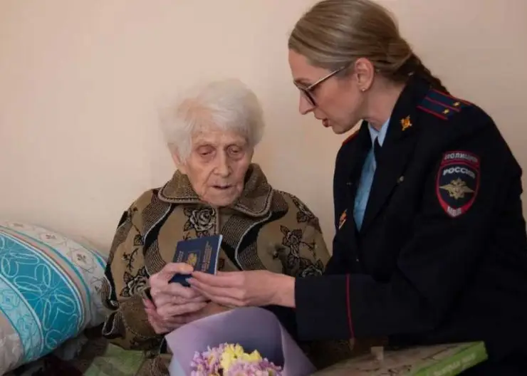 В Красноярске 97-летней гражданке Украины выдали бессрочный вид на жительство