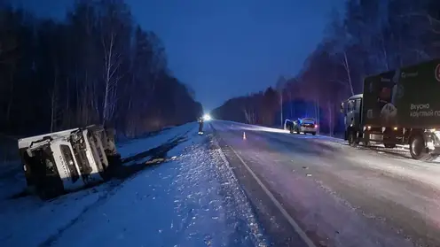Под Новосибирском «Мерседес» врезался в грузовик. Четыре человека пострадали