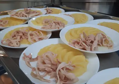 Школьников на окраине Красноярска кормят в столовой кальмарами в сметанном соусе