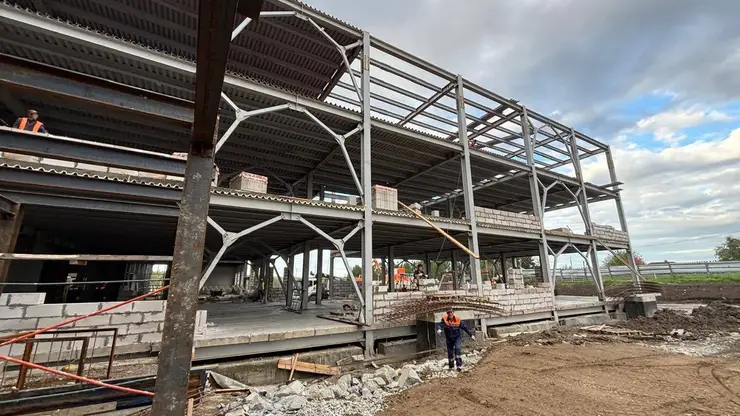 Рабочий сорвался с высоты на стройке школы в Красноярском крае