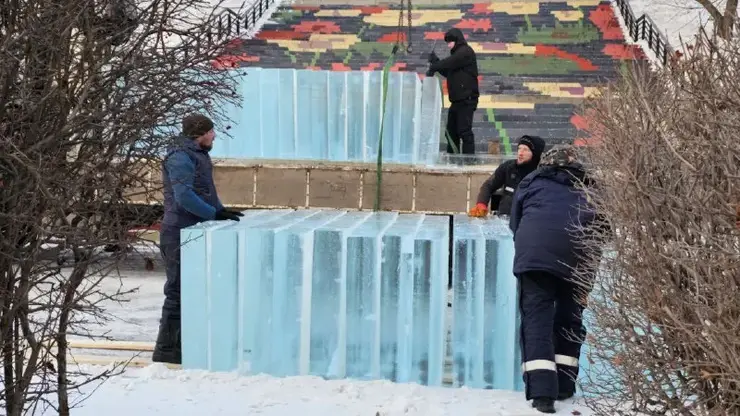 На Центральную набережную Красноярска привезли лед для фестиваля «Волшебный лёд Сибири»