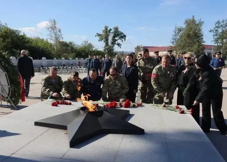 Ветераны СВО приняли участие в возложении цветов к Вечному огню в Красноярске
