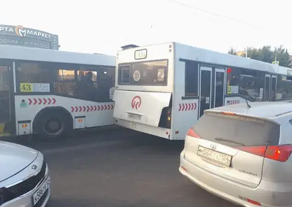 Два автобуса маршрута №43 столкнулись на правом берегу Красноярска