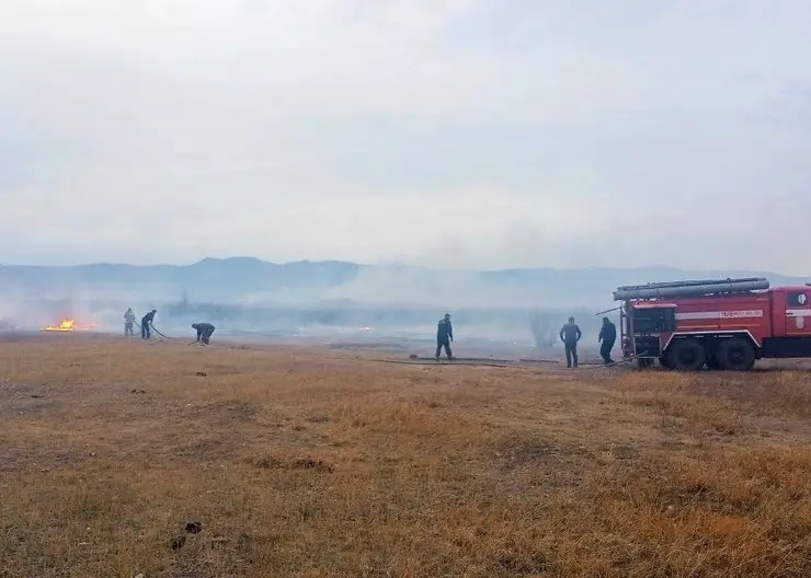 В Заиграевском районе Бурятии спасатели уже около суток тушат пожар