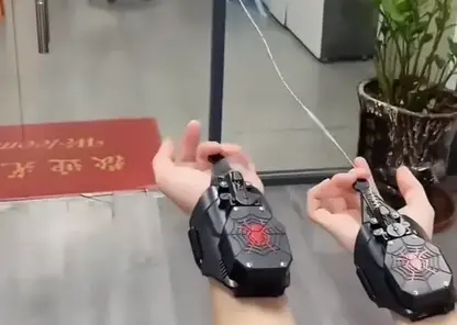 На маркетплейсах появился бластер Человека-паука, стреляющий липкой паутиной