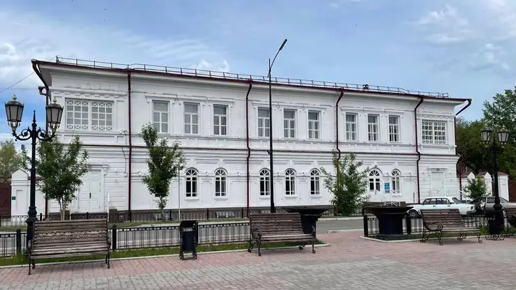 Подрядчик ответил за плохой ремонт исторического здания медтехникума в Минусинске