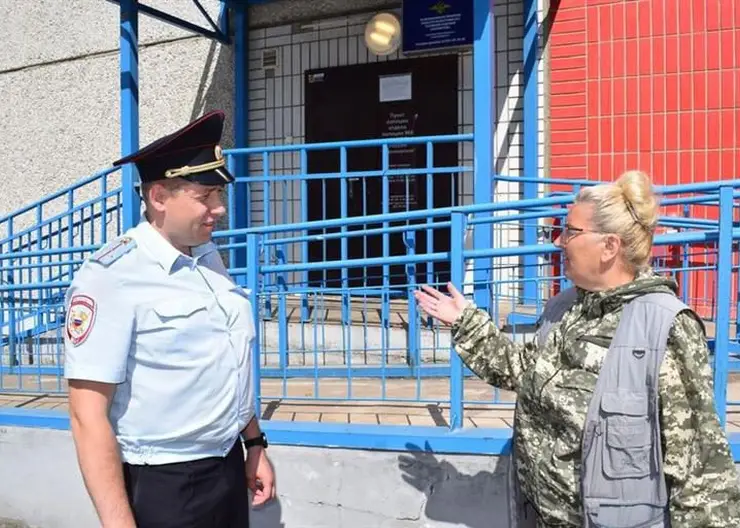 В Красноярске женщина-дворник помогает полиции следить за порядком