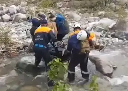 В Бурятии альпинист сорвался с 20-метровой скалы и сломал себе две ноги, на помощь к нему прилетел вертолет Ми-8 из Иркутска