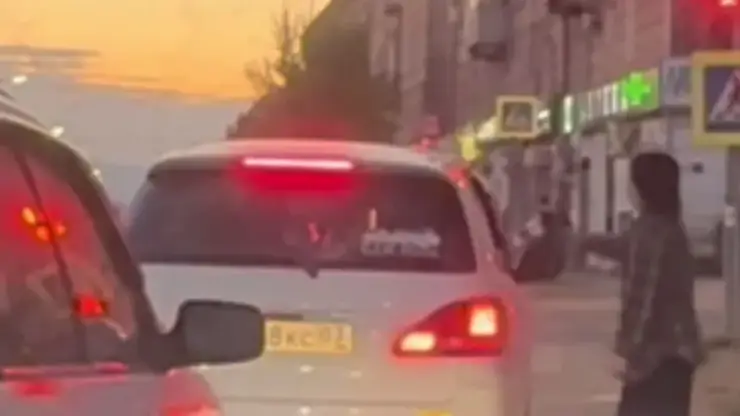 В Улан-Удэ девушка закинула грязную бутылку в салон водиетеля-грязнули, которую он бросил на газон (видео)