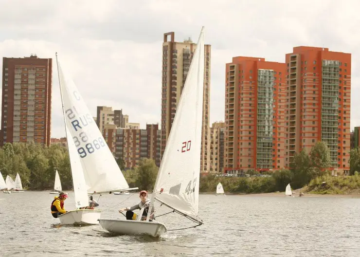 В Красноярске провели соревнования по парусному спорту на Енисее