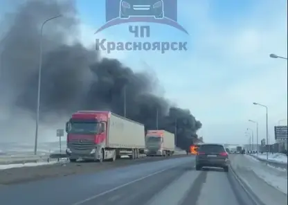 Фура с автомобилями загорелась на трассе под Красноярском