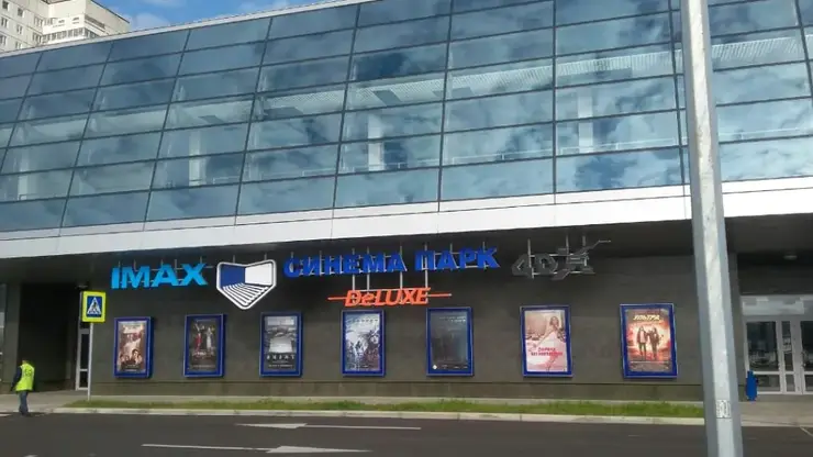 Трейлер с насилием и откровенными сценами показали в красноярском кинотеатре перед детским фильмом с отметкой 6+