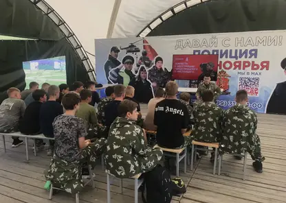 «Пробивались туда, где люди уже не надеялись на помощь»: красноярский боец СВО поделился личной историей со школьниками