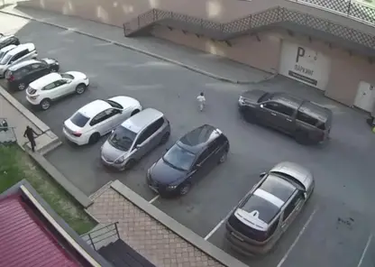 В Абакане сбили трехлетнюю девочку, которая выбежала на дорогу возле парковки