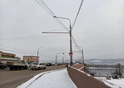 В Красноярске на Коммунальном мосту монтируют сети для троллейбусов