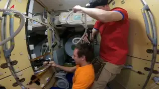 Коллега красноярского космонавта Кирилла Пескова подстриг его в невесомости