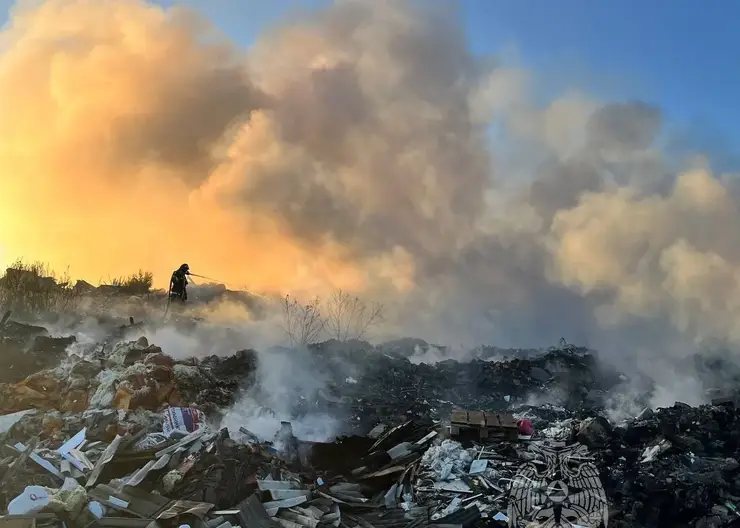 Под Красноярском спустя 4 дня ликвидировали пожар на свалке