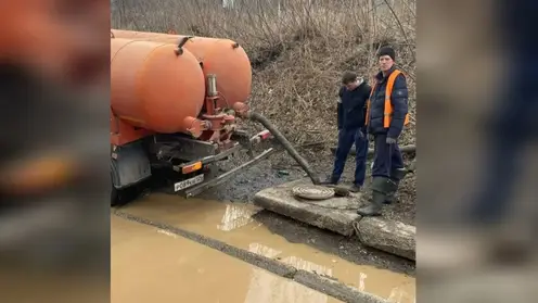 В Красноярске откачивают воду с дорог из‑за таяния снега