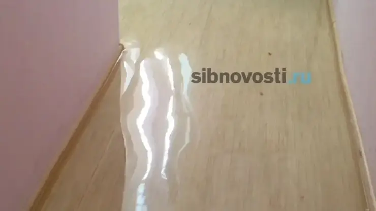 Народный фронт пожаловался, что в Красноярске никто не берётся за устранение аварии. Офис заливает водой