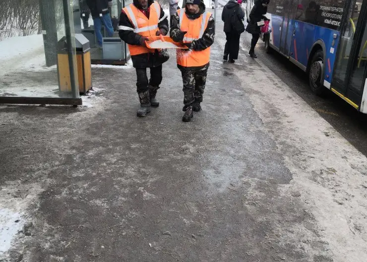 В Красноярске обледеневшие тротуары начали посыпать солью